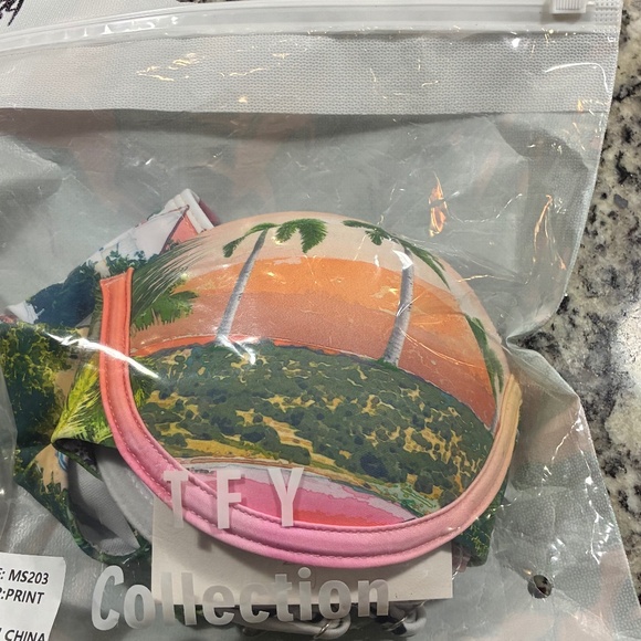 Endless Moon NWT resort wear Swimsuit size large - Picture 2 of 4